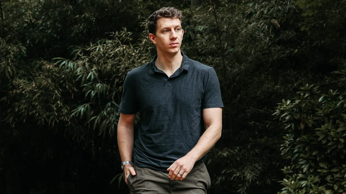 Jacken Verkaufs-Shop -Jacken Verkaufs-Shop Best Polo Shirts for Men Male Model Wearing Vuori Strato Tech Polo